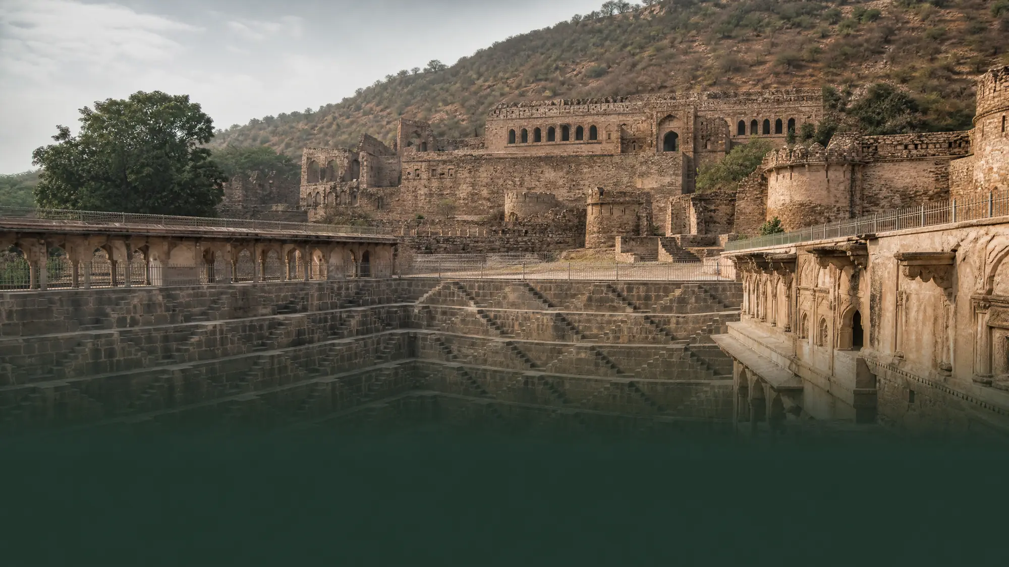 Visita una fortaleza abandonada del siglo XVII y un pozo escalonado geométrico de 13 pisos. Ambos sitios se encuentran a un viaje de ida y vuelta de 9 horas desde Jaipur.