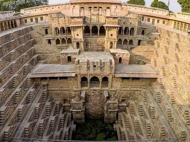 Vista simétrica del pozo escalonado de Chand Baori con balcones tallados y escaleras geométricas