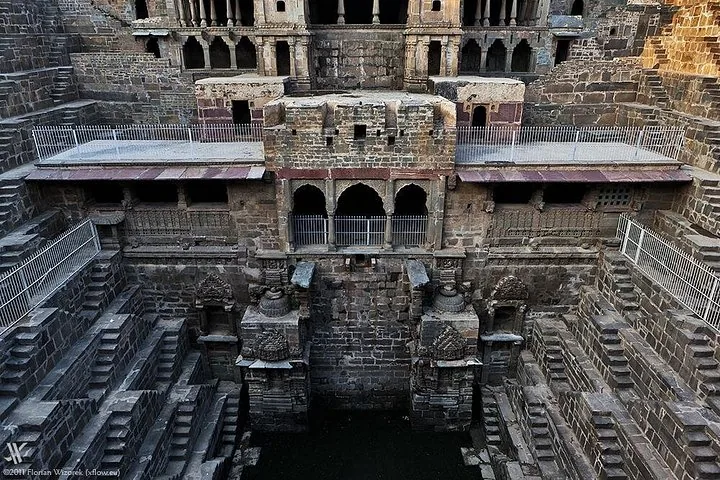 Vista detallada de la fachada arquitectónica y las escaleras en el pozo escalonado de Chand Baori
