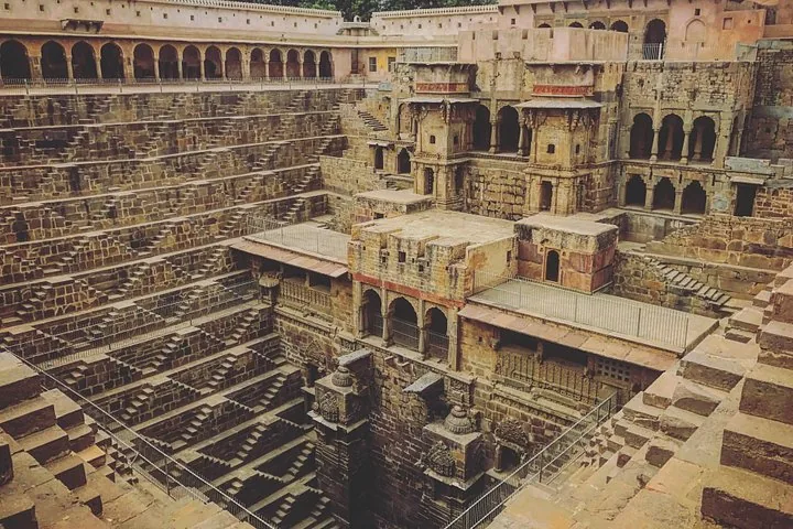 Vista en picado del pozo escalonado de Chand Baori con ornamentada arquitectura de piedra y escalones