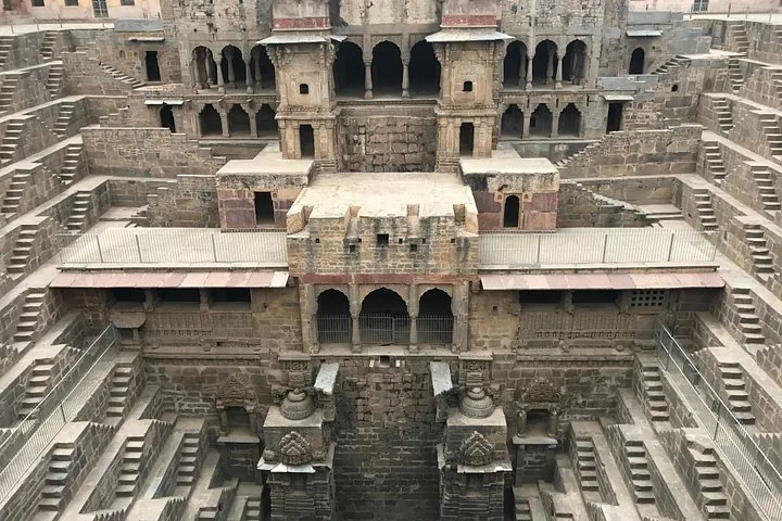 Vista en primer plano de los intrincados tallados de piedra y los balcones de varios niveles de Chand Baori